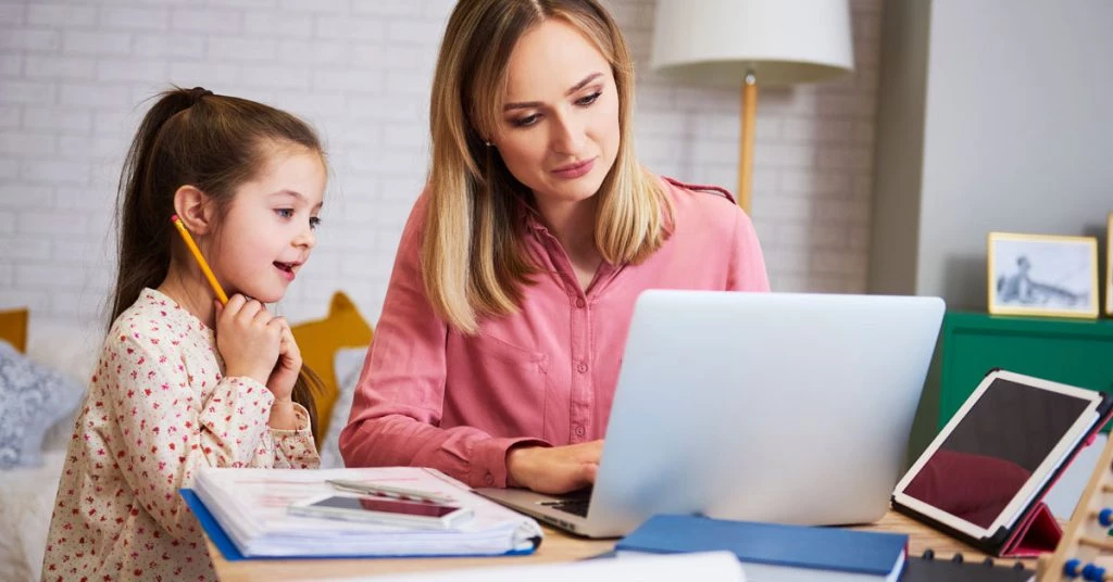 girl mom laptop2 - English4Kids